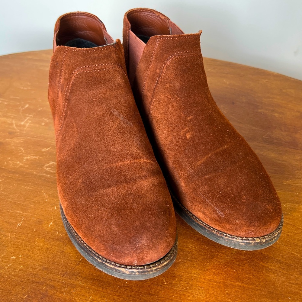 Clarks Demi Beat Tan Suede Boot in Brown. Size 10